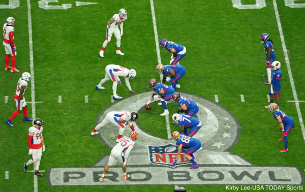 Players on the field at the Pro Bowl